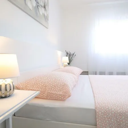Neva, Apartmán *