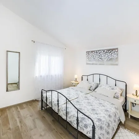Neva, Apartmán