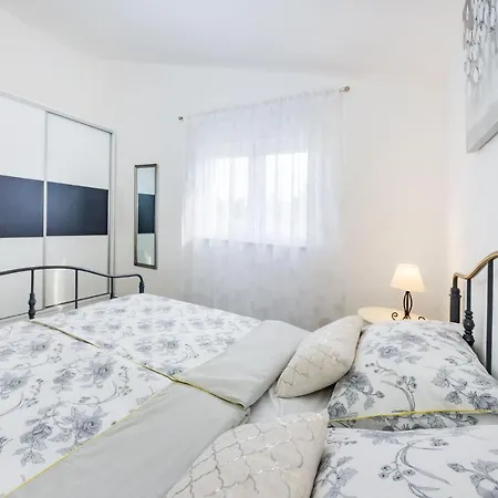 Apartman Neva, *